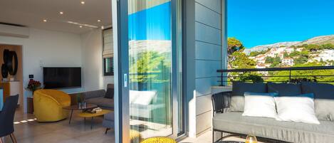 Smart-tv, dvd-spelare och böcker