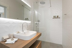 Ducha y bañera combinadas, secador de pelo, toallas y jabón