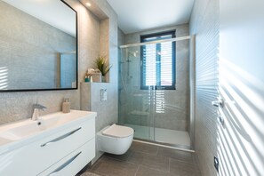 Ducha y bañera combinadas, secador de pelo, toallas y jabón