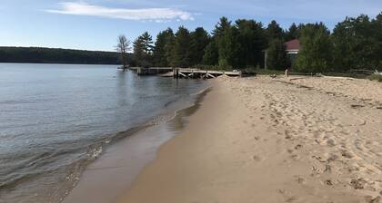 Satamaan viihtyisä mökki, Järvinäköala, 'Pottery Barn Style'! Kuvassa Rocks Cruises