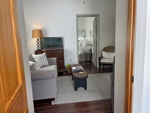 2 bedrooms, iron/ironing board, free WiFi, bed sheets - Harbor cozy cottage, Walk to Lake Superior, Cruise boats, Ice Cream, Pubs &More! (Munising)