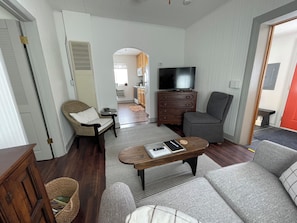 TV, books - Harbor cozy cottage, Walk to Lake Superior, Cruise boats, Ice Cream, Pubs &More! (Munising)