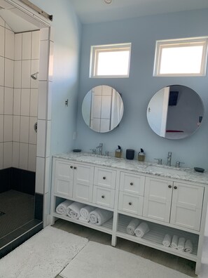 Badewanne, Haartrockner, Handtücher, Seife