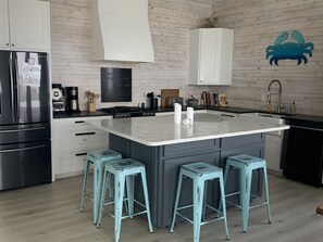 Køleskab, mikrobølgeovn, ovn, kogeplade