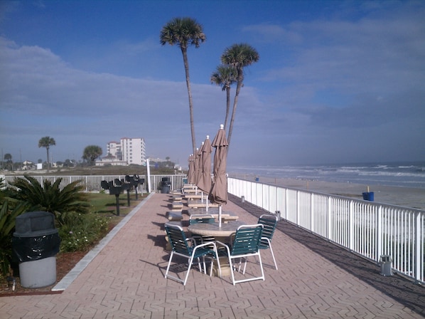 Outdoor dining - PERFECT 1BR, 2 BATH CONDO ON THE BEACH - STEPS AWAY FROM THE ATLANTIC OCEAN! (Daytona Beach)