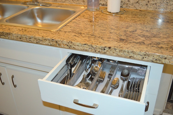 Kühlschrank, Ofen, Herdplatte, Wasserkocher mit Kaffee-/Teezubehör