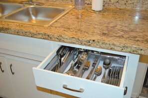 Réfrigérateur, four, plaque de cuisson, cafetière/bouilloire