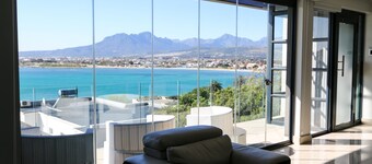 LUXURIOUS SELF CATERING PENTHOUSE - ENTIRE TOP FLOOR WITH SEA VIEW