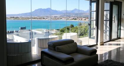LUXURIOUS SELF CATERING PENTHOUSE - ENTIRE TOP FLOOR WITH SEA VIEW