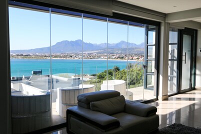 LUXURIOUS SELF CATERING PENTHOUSE - ENTIRE TOP FLOOR WITH SEA VIEW