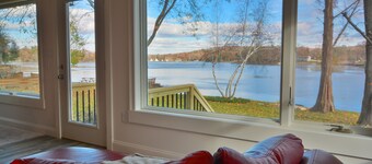 Lakefront Leisure: Hudson, Berkshires, Autumn Leaves, Amazing Views !!!