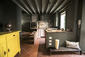 Fridge, oven, stovetop, dishwasher