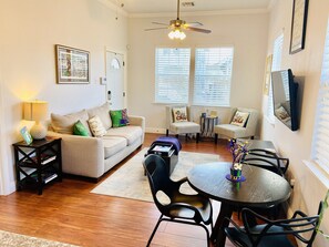 Smart TV, books - Cozy and Quiet Home Uptown Broadmoor Area (New Orleans)