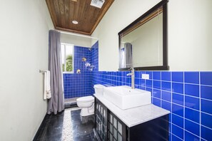 Douche, sèche-cheveux, serviettes fournies