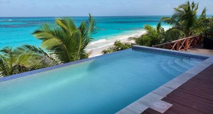 Stunning Beachfront House, Walk to Tippys! Pool Table, Foosball, POOL!