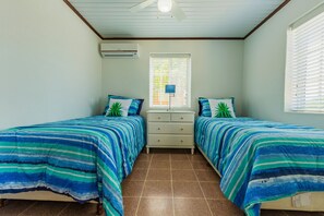 3 bedrooms, desk, iron/ironing board, WiFi - Old Aloe House - A 100 year old, fully renovated vacation home  (Savaneta)