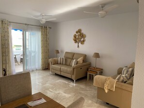 Een televisie en een dvd-speler