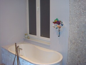 Bathtub, hair dryer, soap, toilet paper - Luminous, quiet & spacious 100 m² in city center (Brussel)