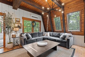 Smart TV, fireplace, books - 6 Bedroom 3 Bath A-Frame Lake Harmony New Hot Tub, Private Pickleball Court (Lake Harmony)