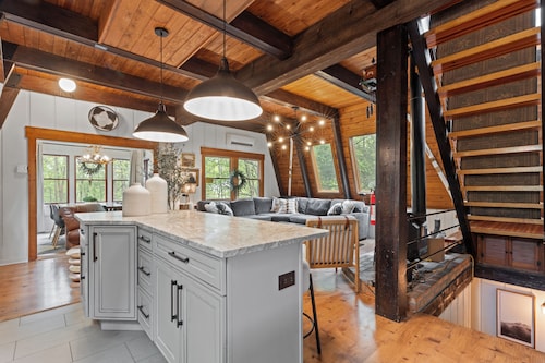 6 Bedroom 3 Bath A-Frame Lake Harmony New Hot Tub, Private Pickleball Court