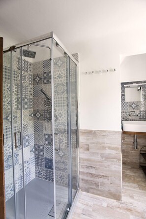 Dusche, Haartrockner, Bademäntel, Bidet