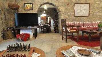 Villa, 2Â Schlafzimmer | Wohnbereich | LED-Fernseher, DVD-Player