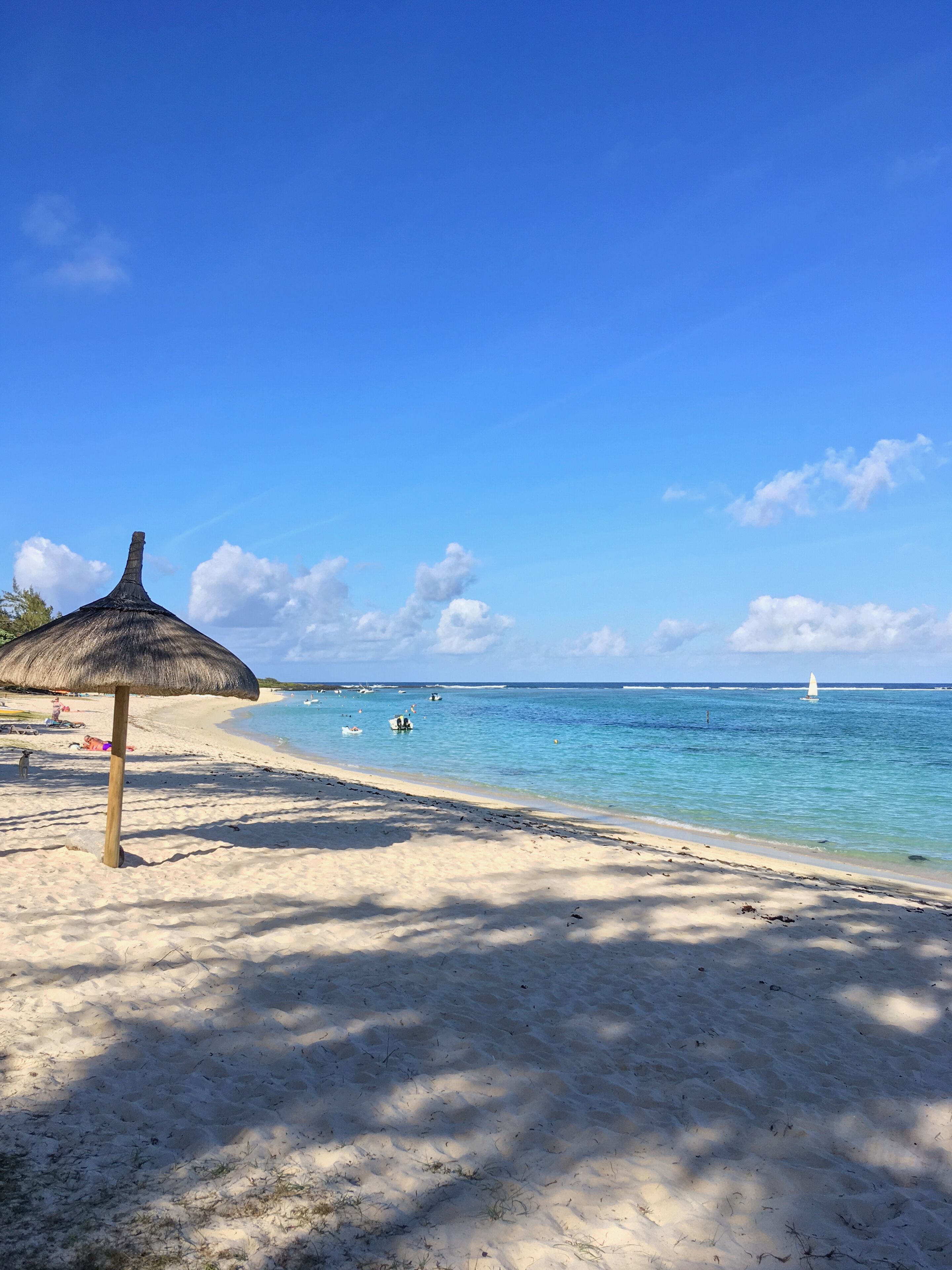 På stranden, solstolar och strandhanddukar