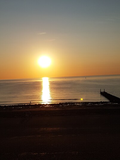 Aanbieding 16 18 mei 55 euro p nacht.
2 pers studio  5 min lopen van het strand
