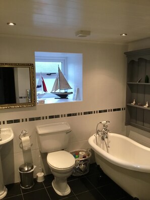 Baignoire, sèche-cheveux, serviettes fournies
