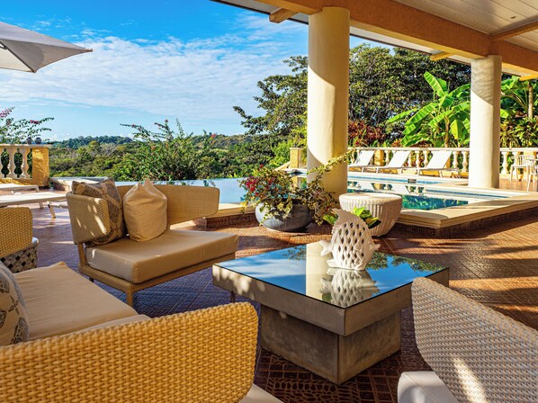 Outdoor pool, open 6:00 AM to 10:00 PM, pool loungers - El Regalo Resort (Boca Chica)