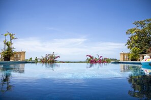 Piscine extérieure, accès possible de 6 h à 22 h, chaises longues