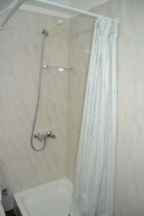 Douche, serviettes fournies