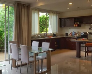 家庭公寓, 2 间卧室, 无烟房, 山景 | 私人厨房 | 大冰箱、微波炉、烤箱、炉灶