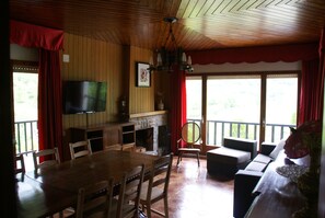 TV, fireplace, video games - Rural house (rental) Can Toni Rural for 9 people (Gombrèn)