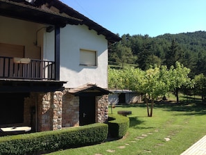 Property grounds - Rural house (rental) Can Toni Rural for 9 people (Gombrèn)