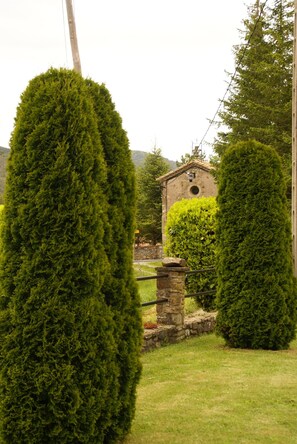 Property grounds - Rural house (rental) Can Toni Rural for 9 people (Gombrèn)