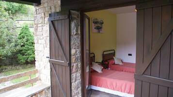 5 bedrooms, free WiFi, bed sheets