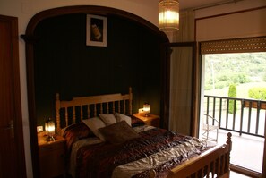 5 bedrooms, free WiFi, bed sheets - Rural house (rental) Can Toni Rural for 9 people (Gombrèn)