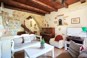 Villa | Living area | TV - Villa Kamilari (Faistos)