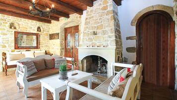 Villa | Woonkamer | Een televisie