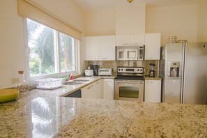 Apartment, 2 Queen Beds, Non Smoking | Private kitchen