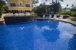 2 outdoor pools, open 7:00 AM to 11:00 PM, pool umbrellas, pool loungers - Luxury Ocean View Apartament Acqua 303 (Jacó)