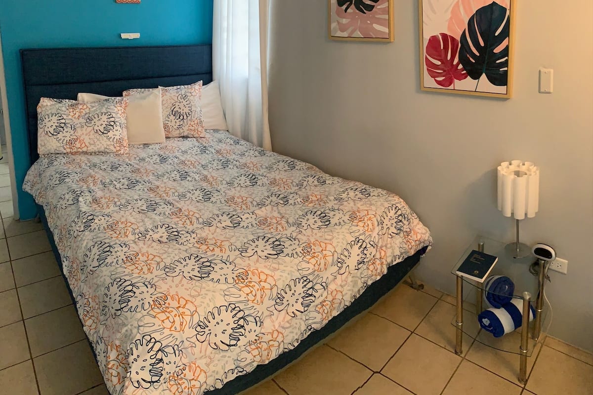 Camera Standard, 1 letto queen, accessibile ai disabili (Queen Handicap) | 2 camere, una scrivania, Wi-Fi gratuito, lenzuola