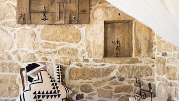 Villa, 2 slaapkamers | 2 slaapkamers, een kluis op de kamer, een bureau