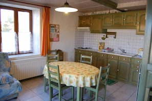 Jääkaappi, mikroaaltouuni, uuni, astianpesukone