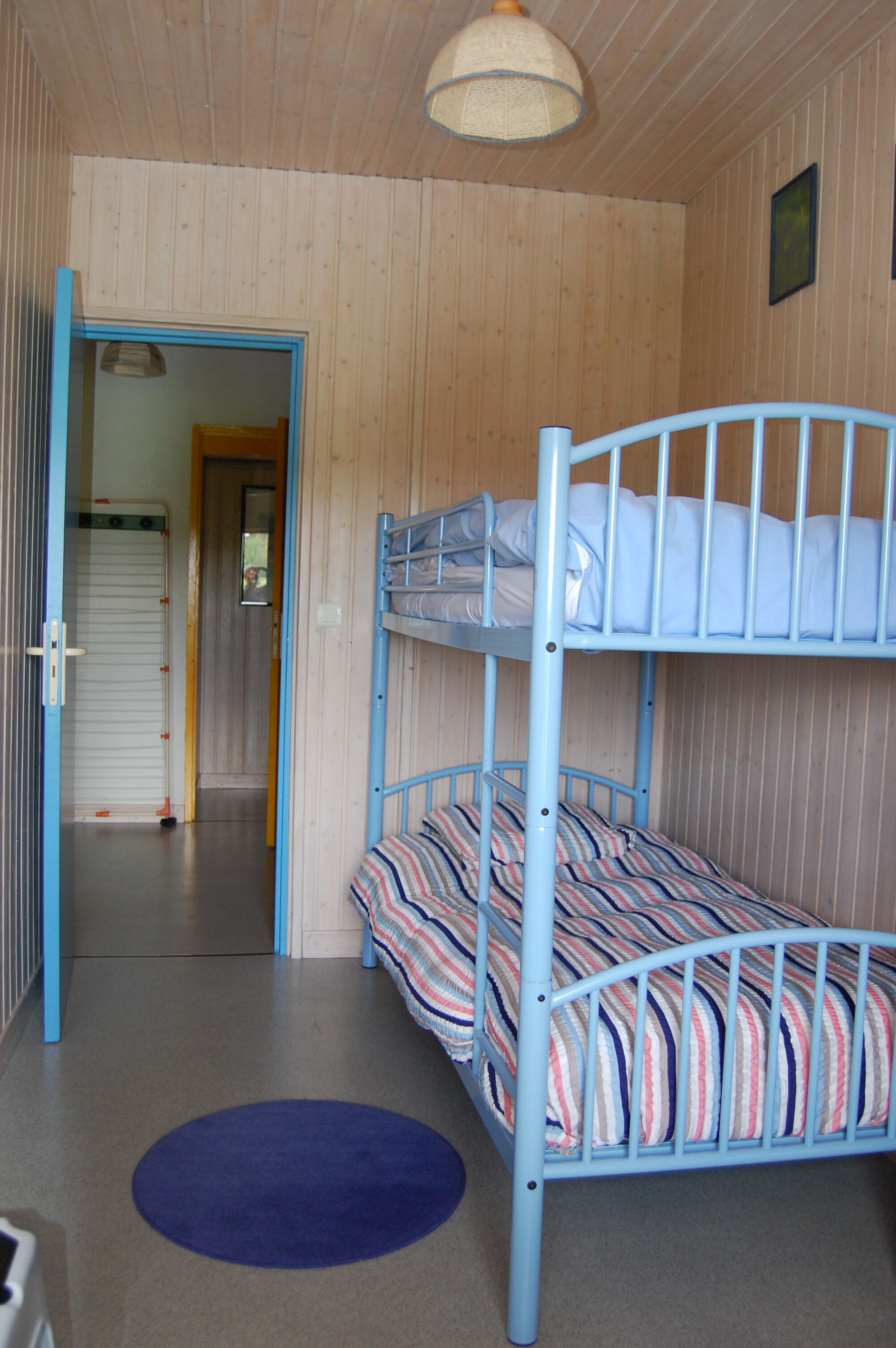 2 dormitoris, planxa i posts de planxar i un bressol de viatge 