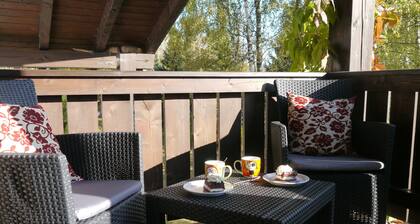 Grande maison de vacances confortable, trĂšs calme, sur un grand terrain aux allures de parc