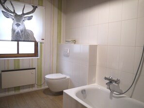 Tina, secadora de cabello, jabón, papel de baño 