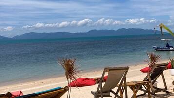 Playa en los alrededores, camastros y toallas de playa