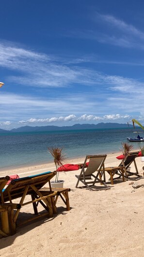 Playa en los alrededores, camastros y toallas de playa 